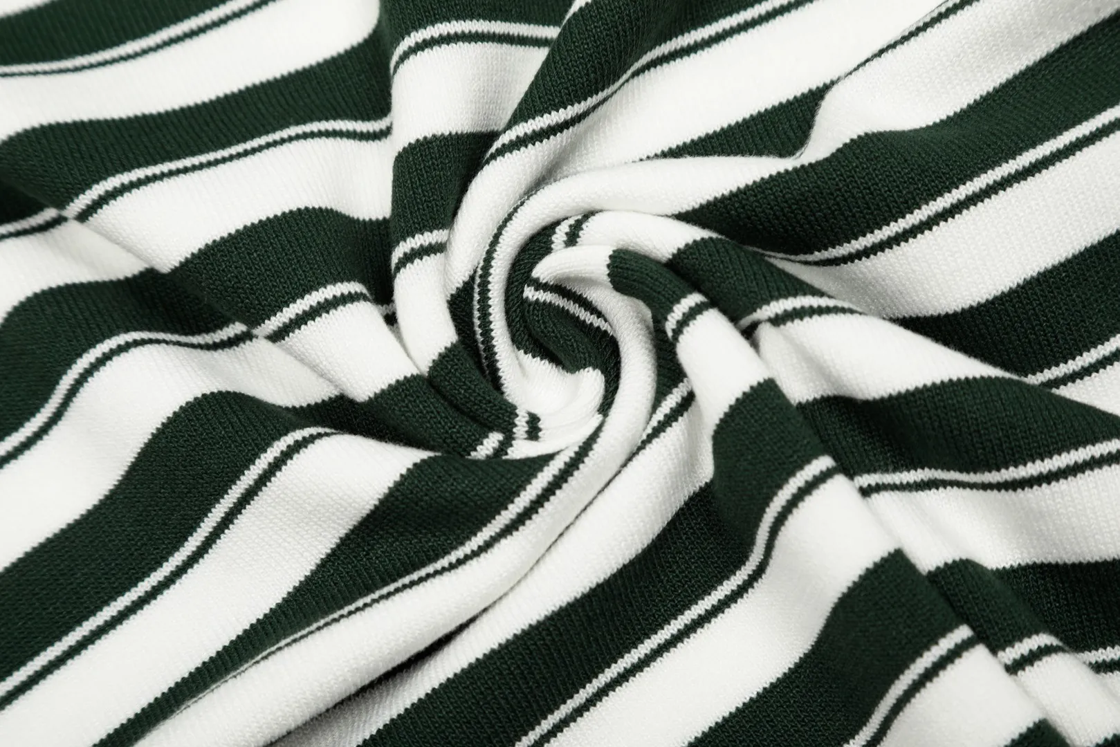 P160 💰 "Top quality" Style number: DS611# (on sale all year round) [Ralph Lauren striped pony embroidered small V-neck knitted POLO short sleeves] ✅Ralph Lauren pinstriped small V-neck ice silk knitted POLO lapel short sleeves ✅Main supply platform live broadcast Wholesale entities ✅ZP quality 1:1 version Scan the code to enter the GF website Counter quality ✅Detailed quality The only one in Guangzhou Imported quality cotton yarn Focus on high-end, cost-effective, and good quality. Needless to say, the version is restored to the original. Loose, comfortable and stress-free. Simple is high-end. Classic is eternal. ✅The upper body is simple and easy to match. A must-have for men and women. Good-looking clothes are never picky. A must-have in the wardrobe. Size: S-XL. Color: Black, White, Green.
